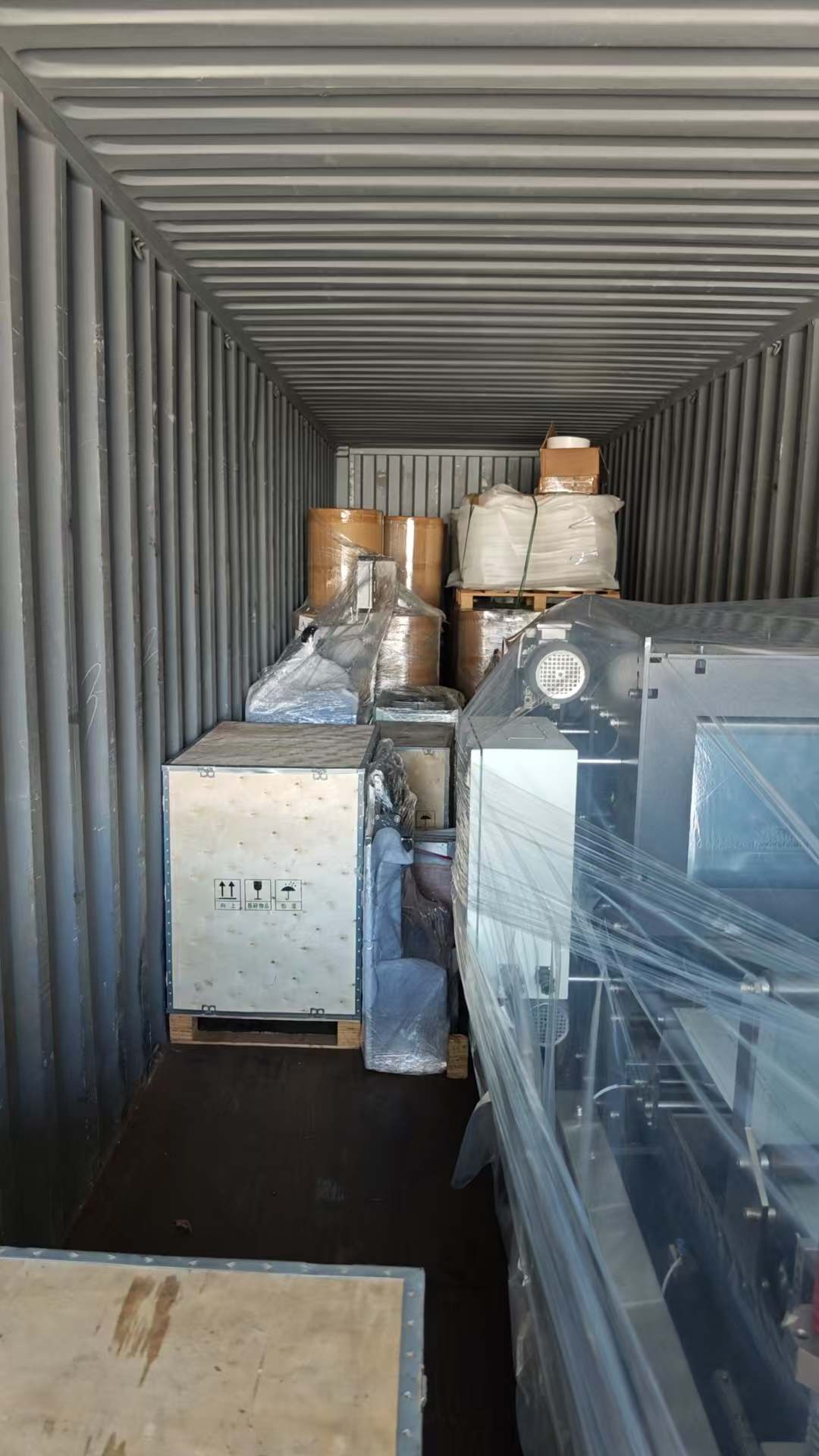 The medical plastic bag production line and raw materials shipped to the Middle East have been successfully loaded and shipped