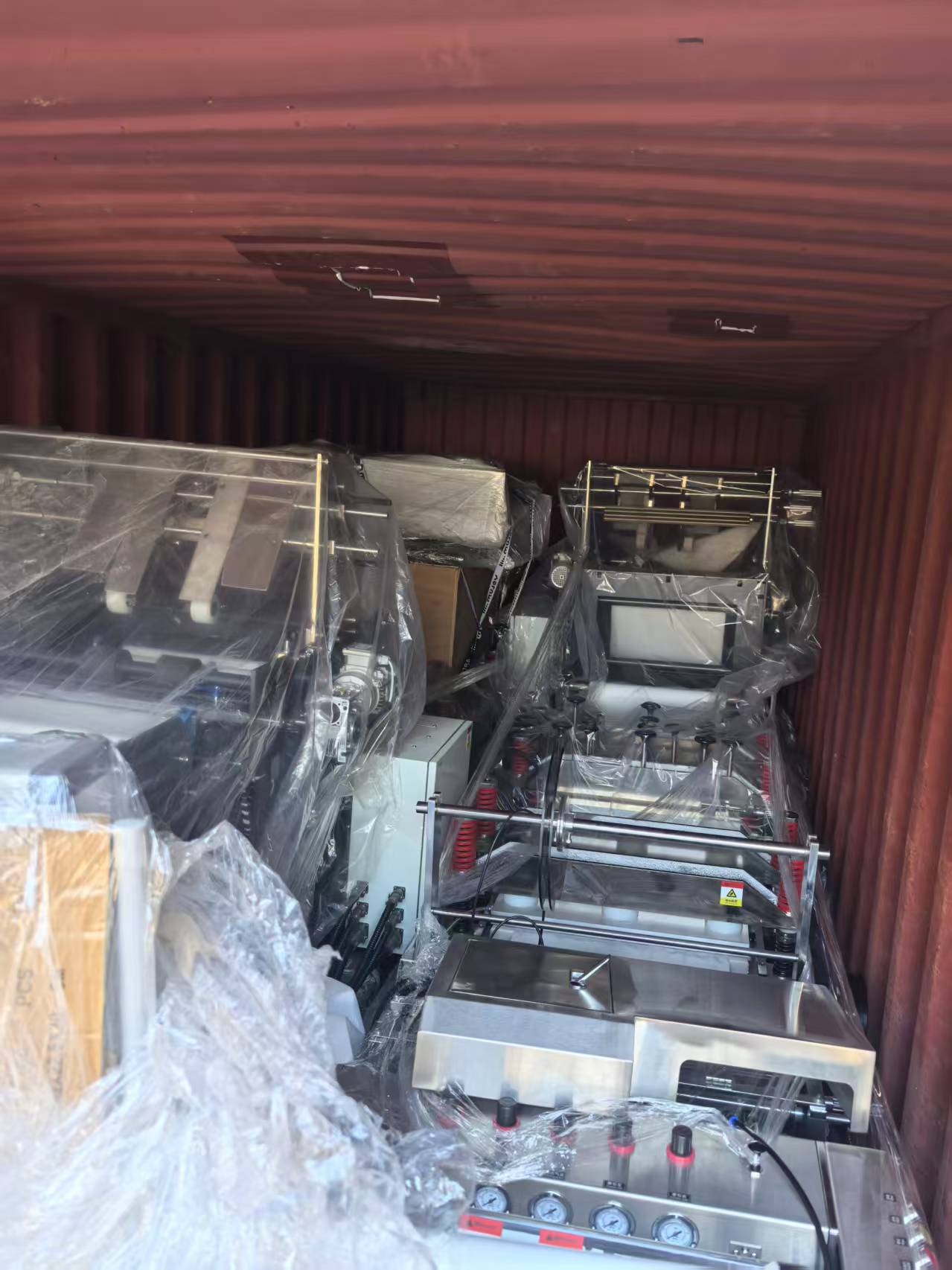 Southeast Asian medical paper and plastic bag machines and stacking printing machines have been successfully shipped.